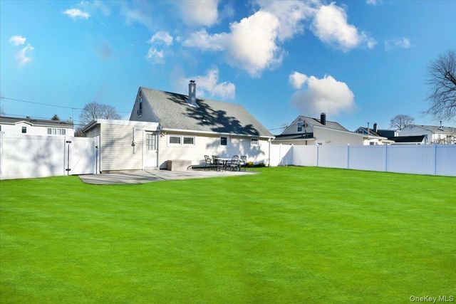 27 Seaton Street, Massapequa, NY 11758