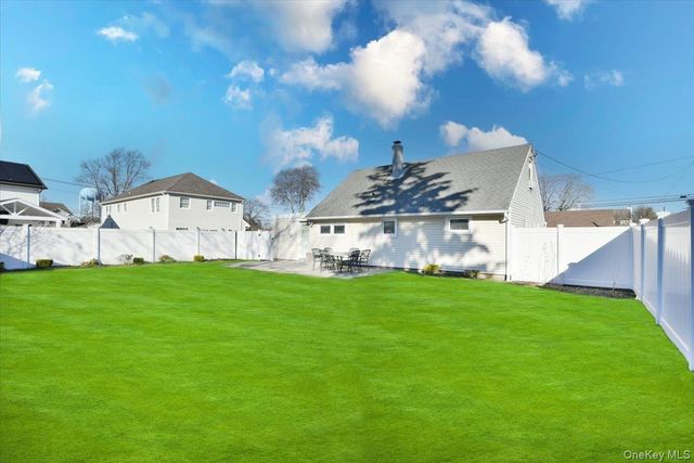 27 Seaton Street, Massapequa, NY 11758