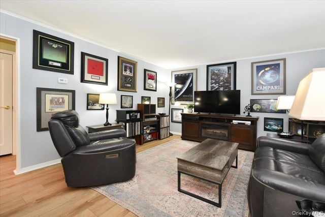 27 Seaton Street, Massapequa, NY 11758