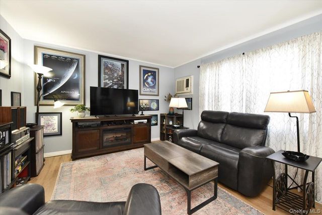 27 Seaton Street, Massapequa, NY 11758