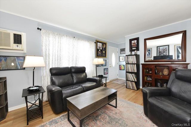 27 Seaton Street, Massapequa, NY 11758