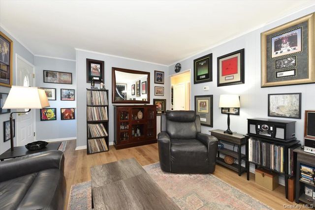 27 Seaton Street, Massapequa, NY 11758