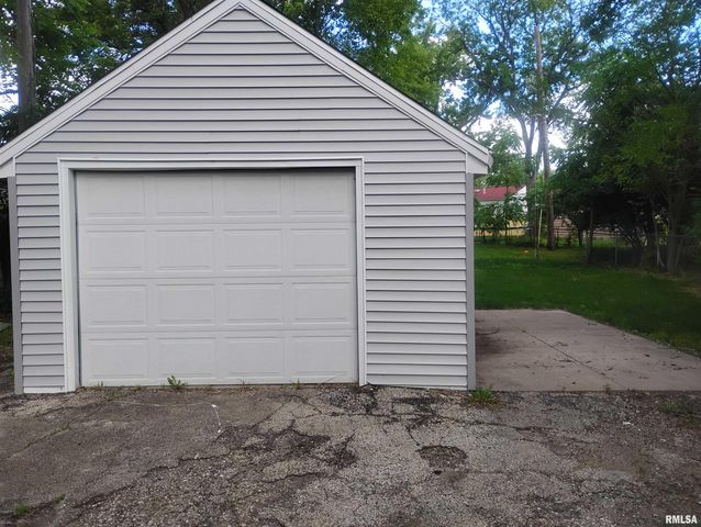 2231 W RICHWOODS Boulevard, Peoria, IL 61604