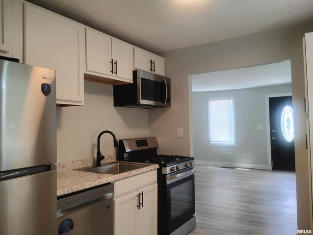 2231 W RICHWOODS Boulevard, Peoria, IL 61604