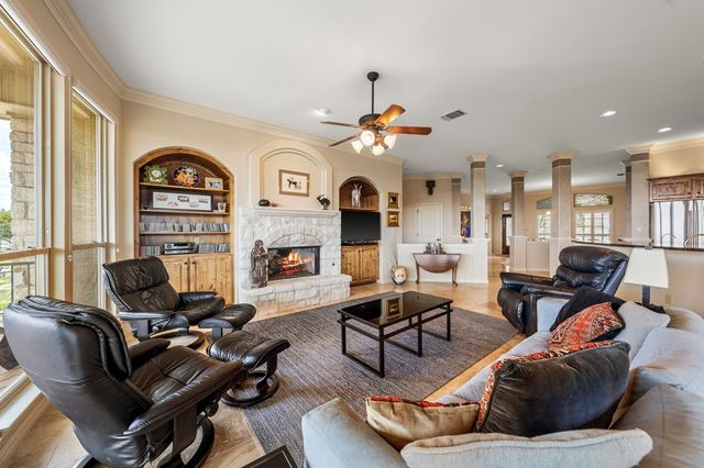 2024 Crown View Dr, Kerrville, TX 78028