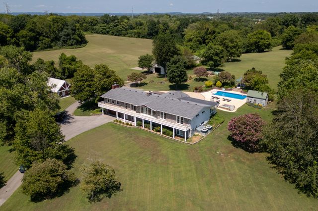 344 Peach Valley Rd, Gallatin, TN 37066