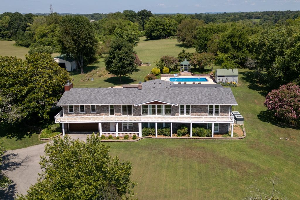 344 Peach Valley Rd, Gallatin, TN 37066