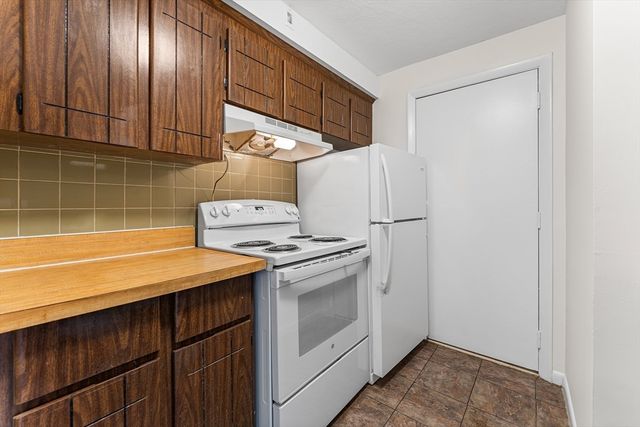 508 Oak St 7, Brockton, MA 02301