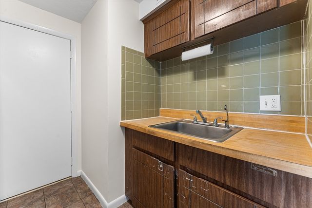 508 Oak St 7, Brockton, MA 02301