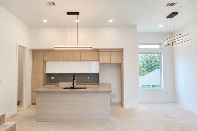 1105 York Street B, Houston, TX 77003