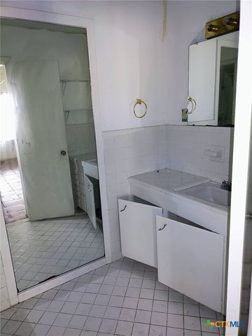 2406 Bon Aire Avenue, Victoria, TX 77901