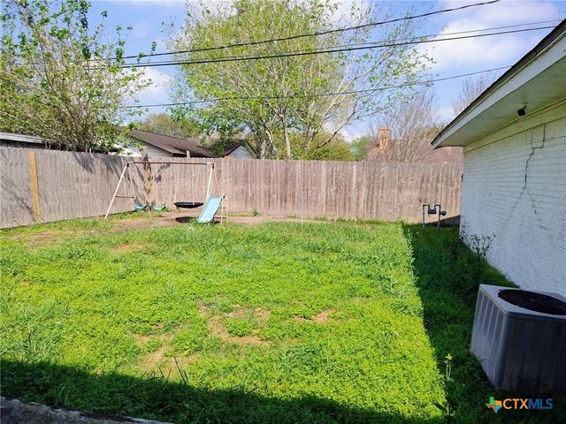 2406 Bon Aire Avenue, Victoria, TX 77901