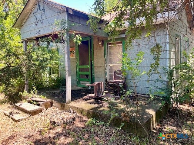 205 S Columbus Avenue, Cameron, TX 76520