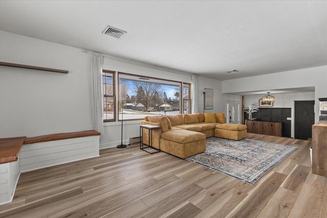 18765 Le Chateau DRIVE, Brookfield, WI 53045