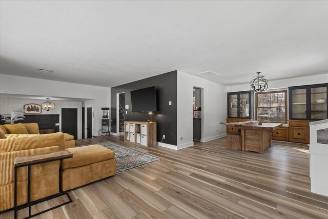 18765 Le Chateau DRIVE, Brookfield, WI 53045