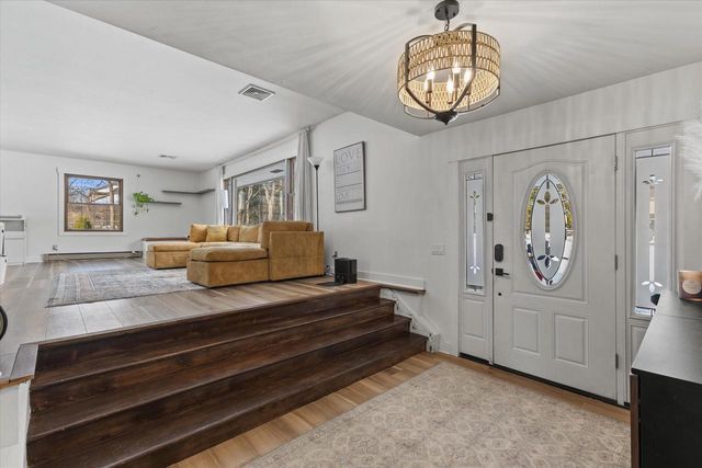 18765 Le Chateau DRIVE, Brookfield, WI 53045