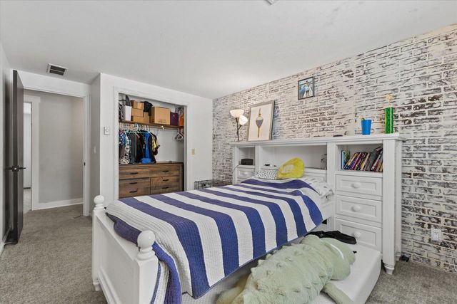 18765 Le Chateau DRIVE, Brookfield, WI 53045