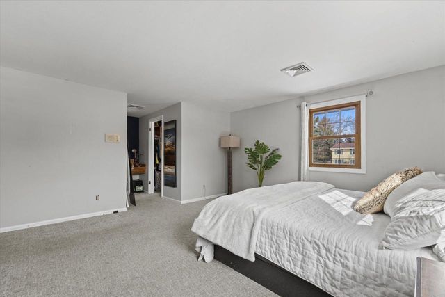 18765 Le Chateau DRIVE, Brookfield, WI 53045