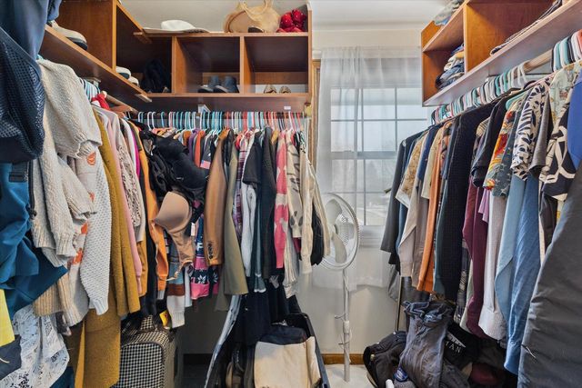 18765 Le Chateau DRIVE, Brookfield, WI 53045