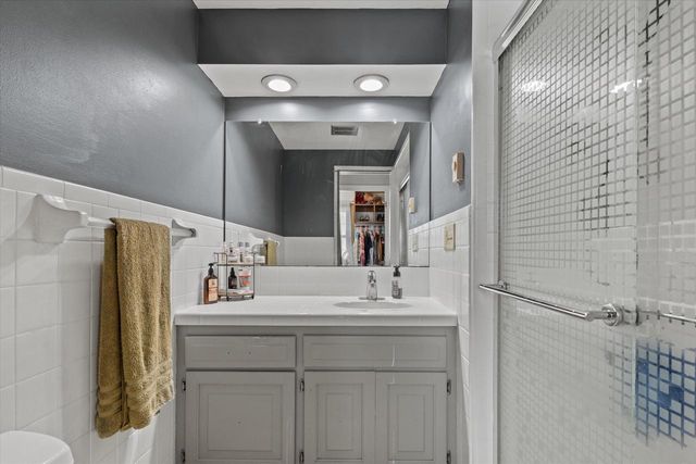 18765 Le Chateau DRIVE, Brookfield, WI 53045