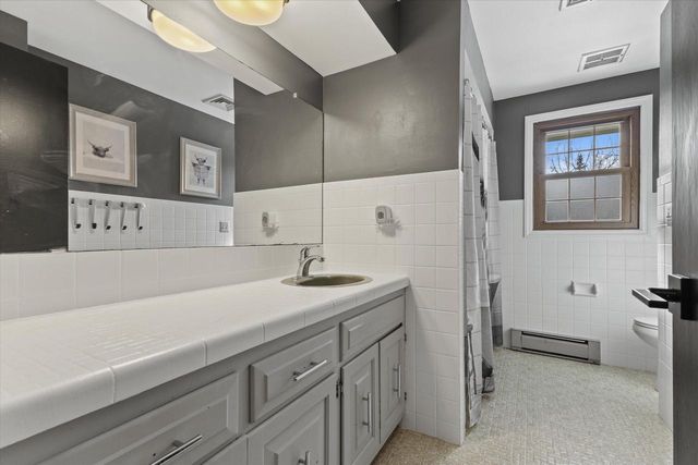 18765 Le Chateau DRIVE, Brookfield, WI 53045