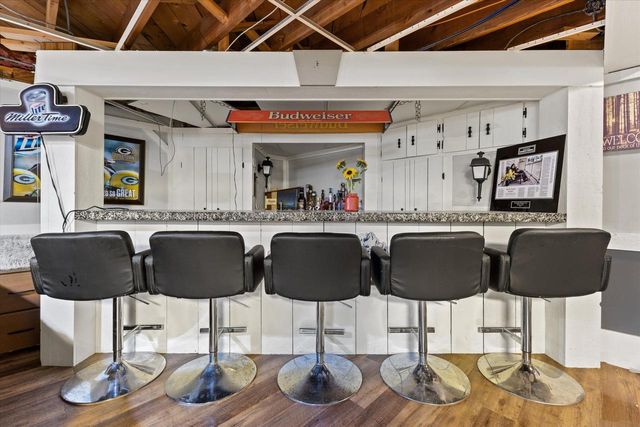 18765 Le Chateau DRIVE, Brookfield, WI 53045