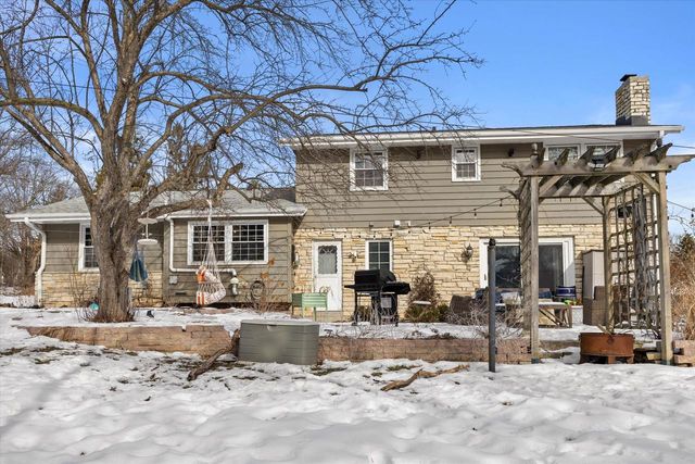 18765 Le Chateau DRIVE, Brookfield, WI 53045