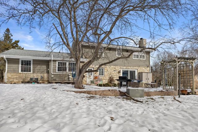 18765 Le Chateau DRIVE, Brookfield, WI 53045