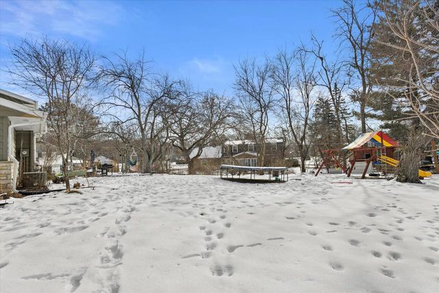 18765 Le Chateau DRIVE, Brookfield, WI 53045