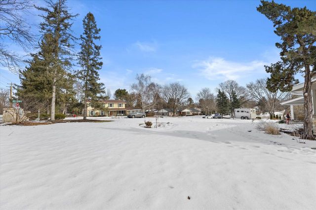 18765 Le Chateau DRIVE, Brookfield, WI 53045