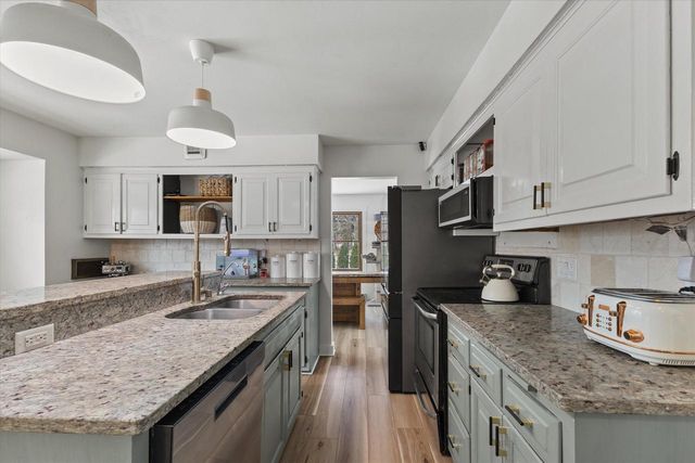 18765 Le Chateau DRIVE, Brookfield, WI 53045