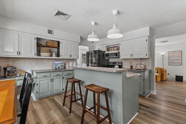 18765 Le Chateau DRIVE, Brookfield, WI 53045