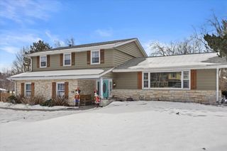 18765 Le Chateau DRIVE, Brookfield, WI 53045