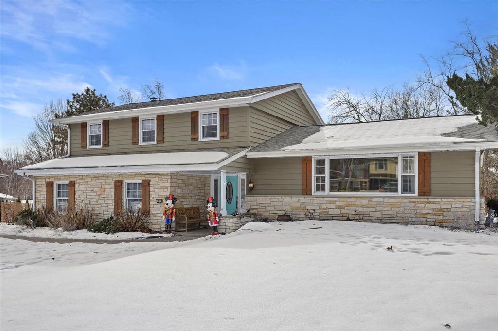 18765 Le Chateau DRIVE, Brookfield, WI 53045