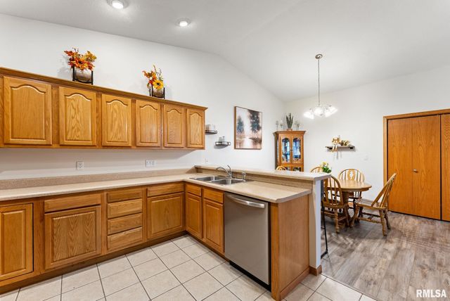 16 Cherry Hill Court, Hampton, IL 61256