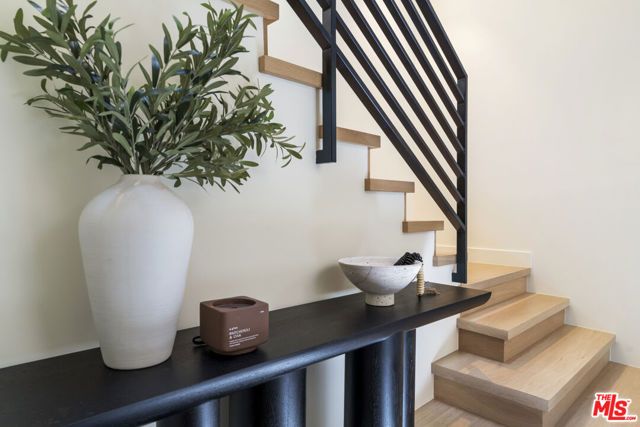 923 Hilldale Ave, West Hollywood, CA 90069