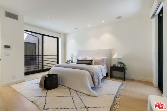 923 Hilldale Ave, West Hollywood, CA 90069