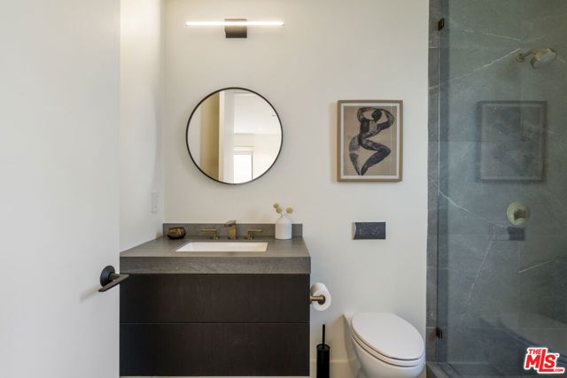 923 Hilldale Ave, West Hollywood, CA 90069