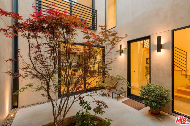 923 Hilldale Ave, West Hollywood, CA 90069
