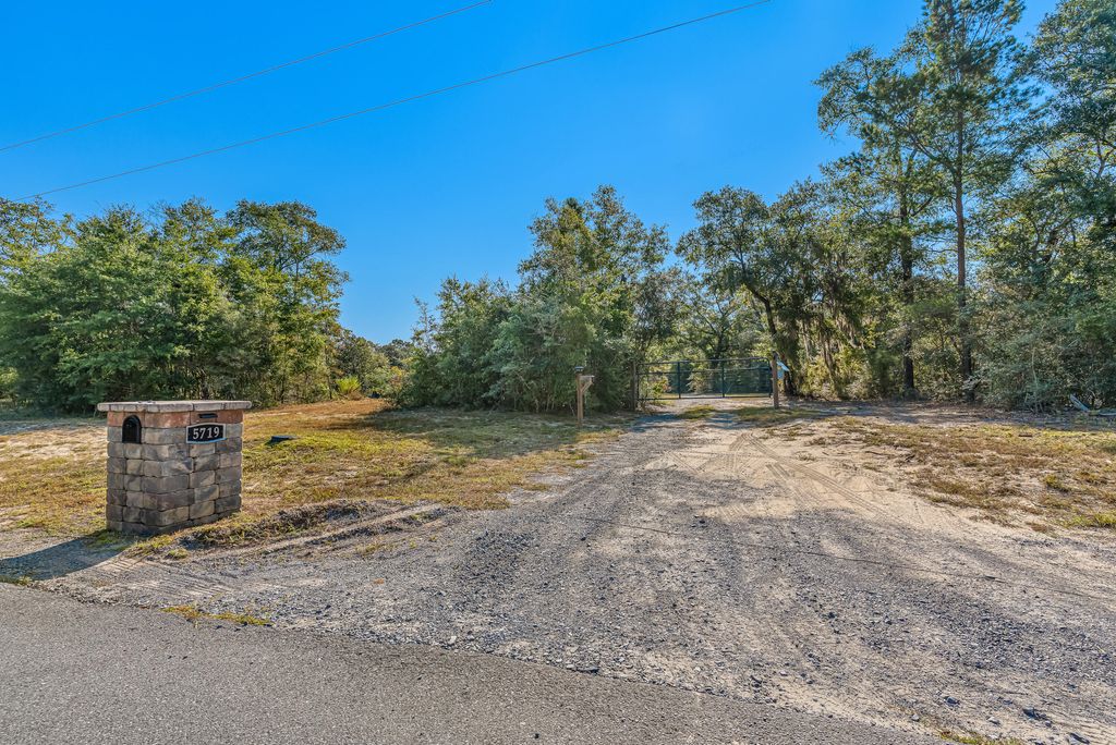 5719 JV Woolley Drive, Crestview, FL 32539