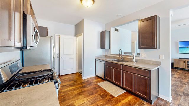 204 Dorset Avenue, Oswego, IL 60543