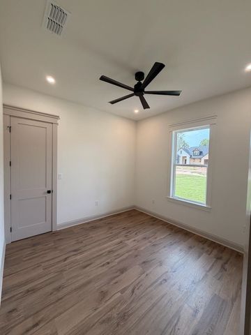 210 Stonebrook Ct, Gilmer, TX 75640