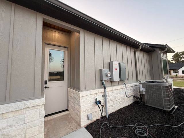 210 Stonebrook Ct, Gilmer, TX 75640