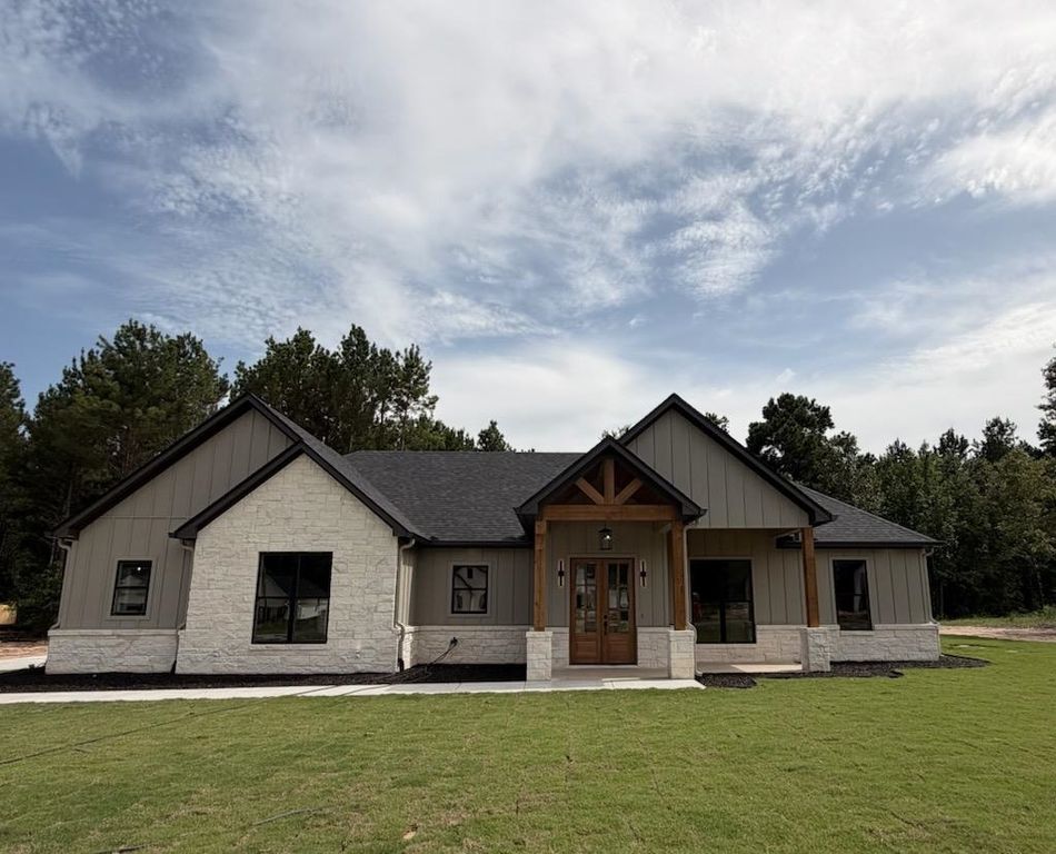 210 Stonebrook Ct, Gilmer, TX 75640