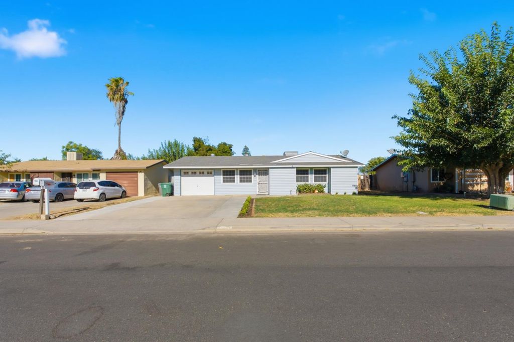 Image 1 of property listing at 873 S 12th Street, Kerman, CA 93630