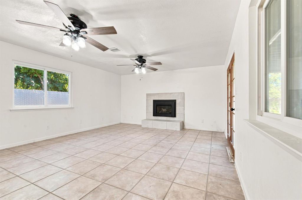 Image 10 of property listing at 873 S 12th Street, Kerman, CA 93630