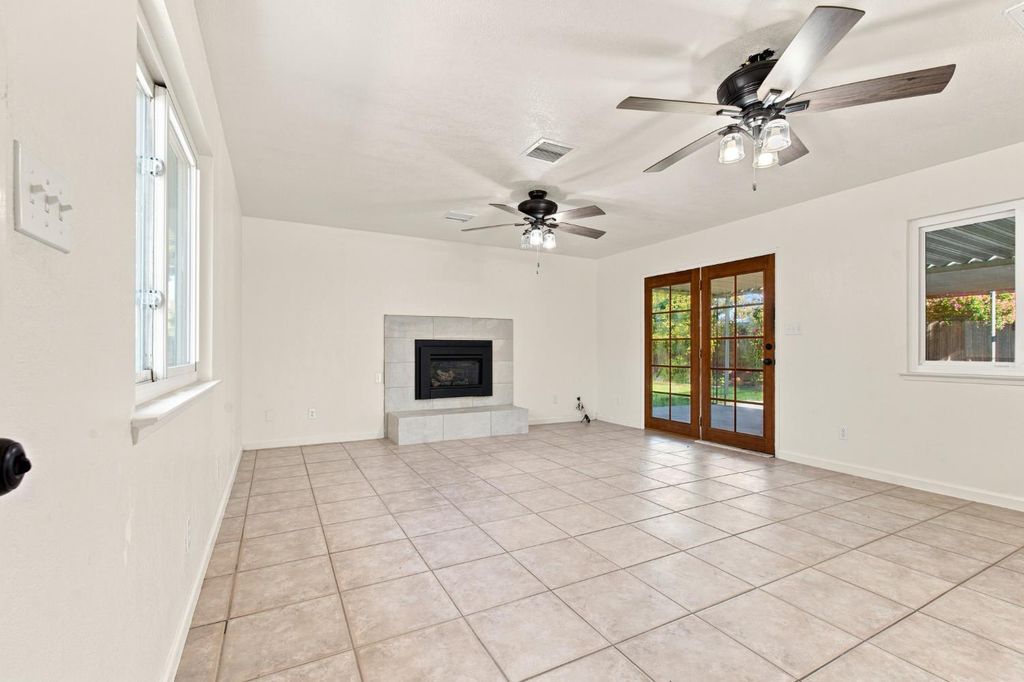 Image 11 of property listing at 873 S 12th Street, Kerman, CA 93630