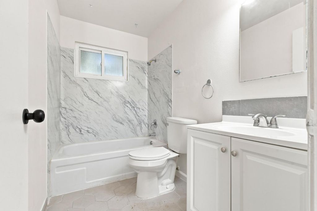 Image 12 of property listing at 873 S 12th Street, Kerman, CA 93630