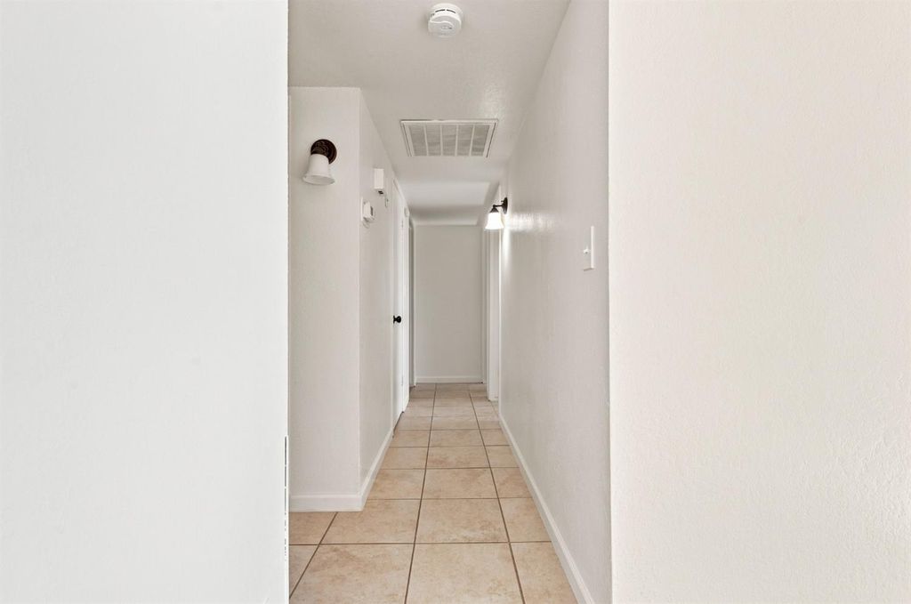 Image 13 of property listing at 873 S 12th Street, Kerman, CA 93630