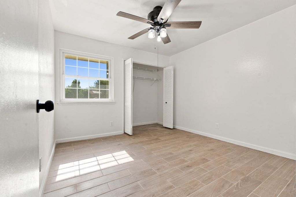 Image 14 of property listing at 873 S 12th Street, Kerman, CA 93630